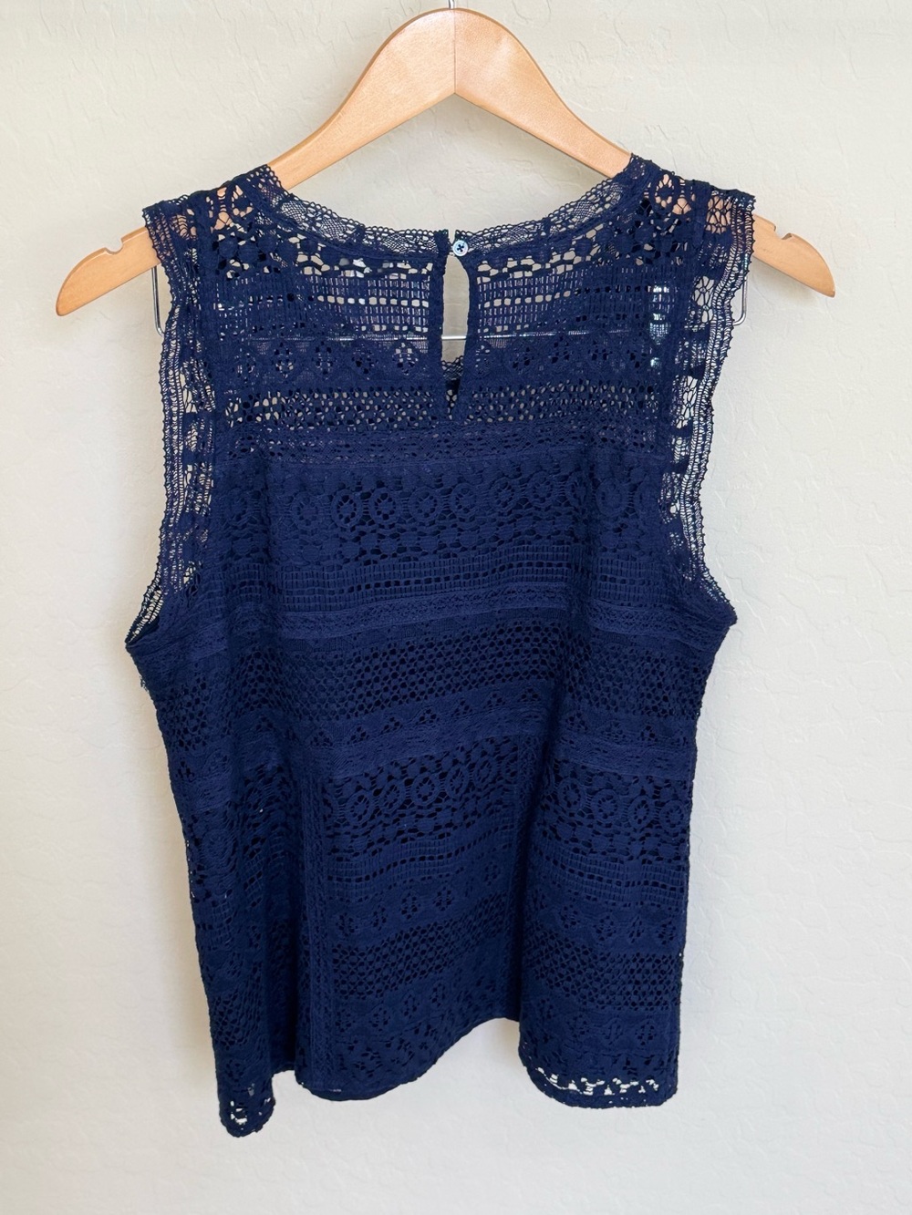Joie Lupe Dark Navy Lace Tank Blouse Top Sleeveless Scalloped Trim Medium - Picture 3 of 4